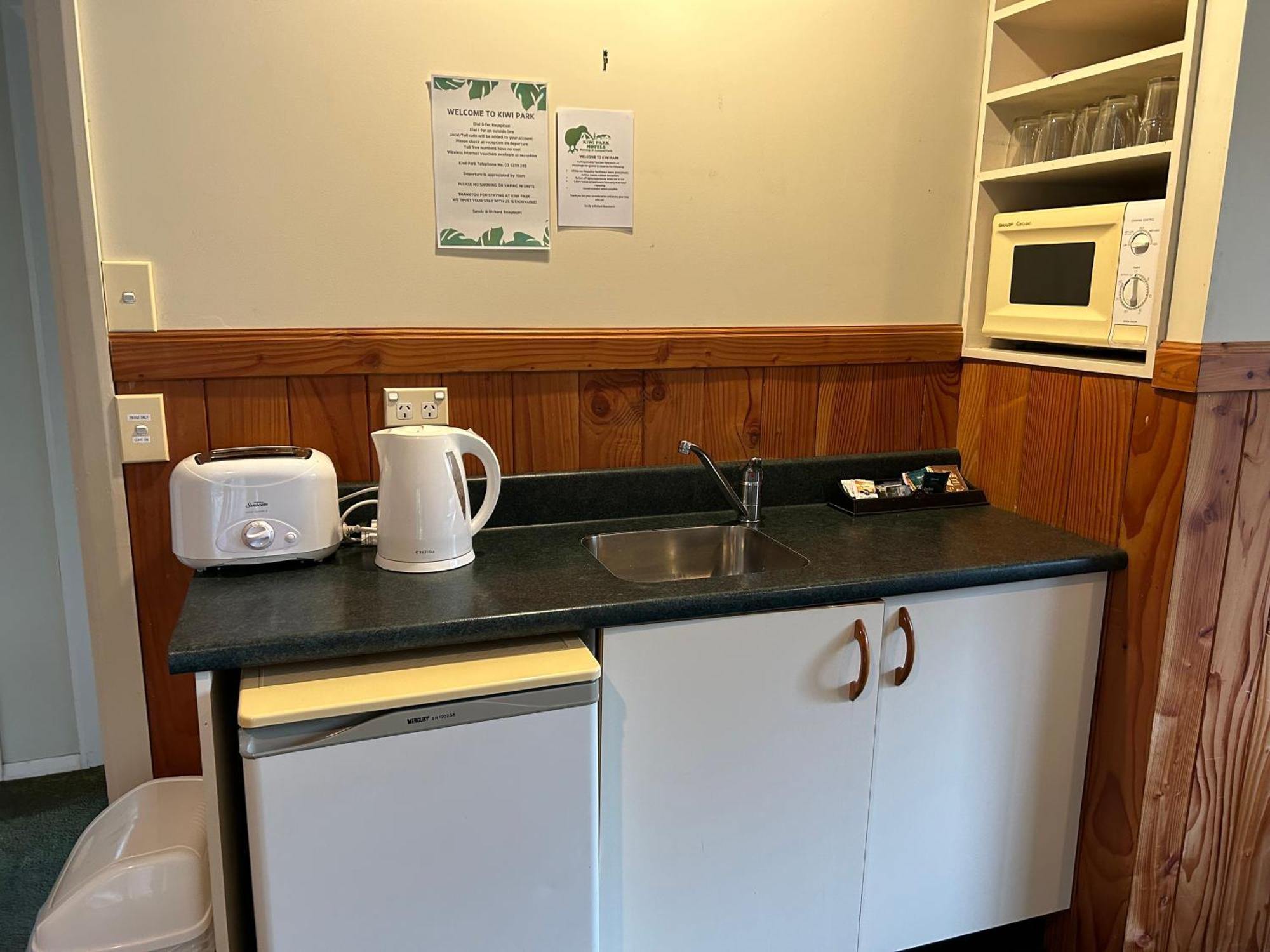 Kiwi Park Motels Мерчисон Экстерьер фото